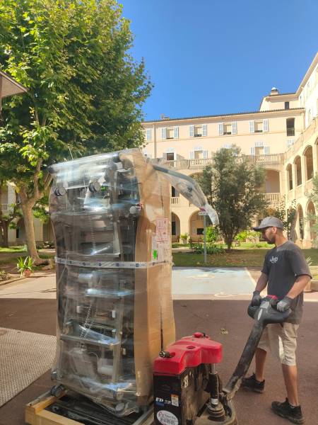 Livraison et installation de lits médicalisés dans un EHPAD à Marseille