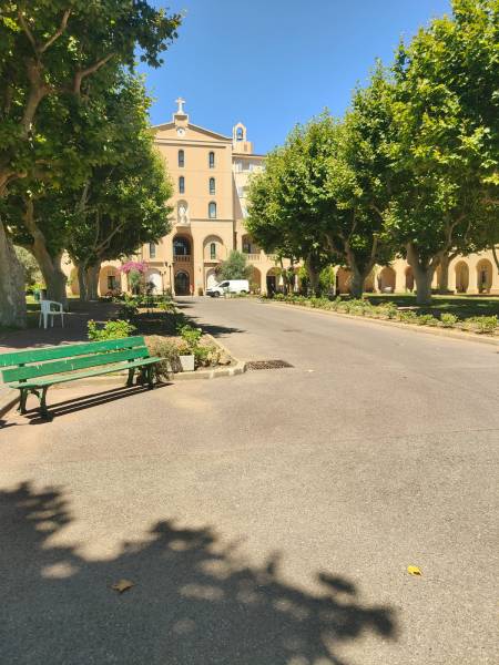 Livraison et installation de lits médicalisés dans un EHPAD à Marseille