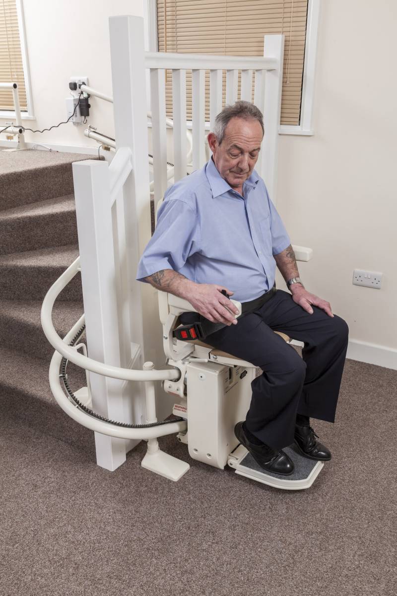 Découvrez le monte-escalier courbe sur-mesure à Pertuis dans le Luberon