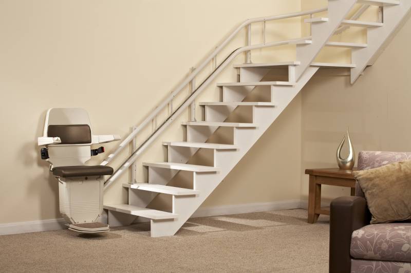 Mise en place d'un monte-escalier pour escaliers tournants difficiles près de Pertuis