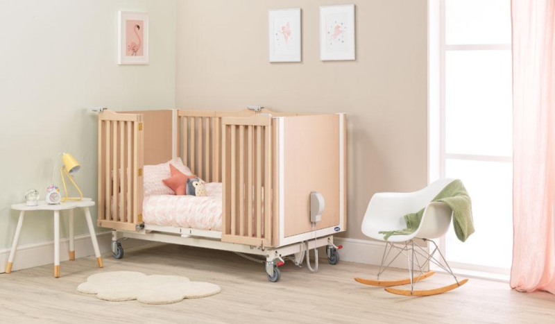 Lits médicalisés pour enfants : idéaux pour les soins à domicile, avec des fonctionnalités ajustables pour simplifier le travail des aidants.