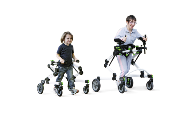 Déambulateurs verticalisateurs : permettent de soutenir la posture debout, renforçant l’autonomie et la musculature.