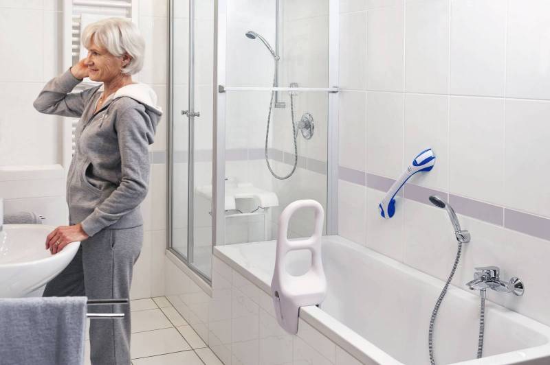 Sièges de douche mural Puyricard et barres de maintien pour PMR
